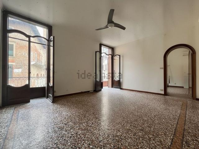 Appartamento in affitto di 87 m² in Piazza delle Erbe, 45