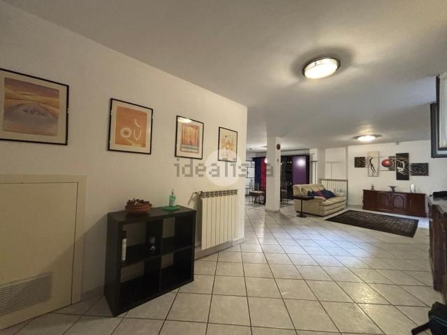 Appartamento in affitto di 84 m² in Via Banfi, 8
