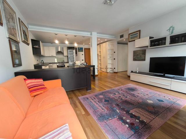 Appartamento in affitto di 86 m² in Via AI Teatro