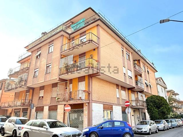 Appartamento in affitto di 86 m² in Via Giuseppe Pennesi, 10