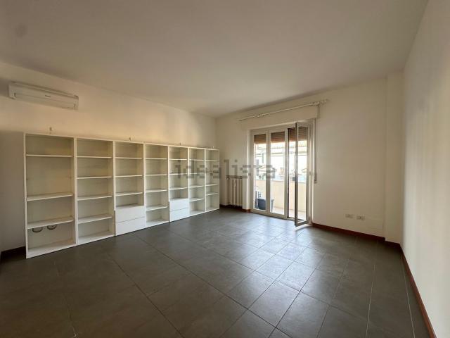 Appartamento in affitto di 90 m² in Via Camillo Rondani, 4