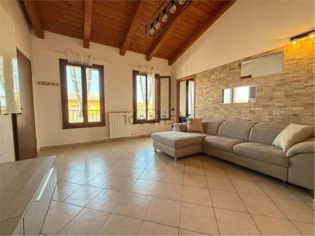 Appartamento in affitto di 90 m² in Via dei Gelsomini, 13