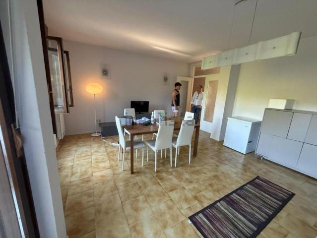 Appartamento in affitto di 90 m² in Via delle Azalee, 4