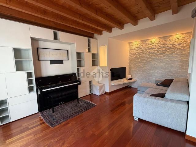 Appartamento in affitto di 90 m² in Via Mattina, 11