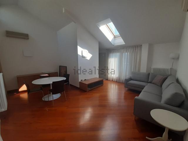 Appartamento in affitto di 90 m² in Viale Papa Giovanni XXIII, 48