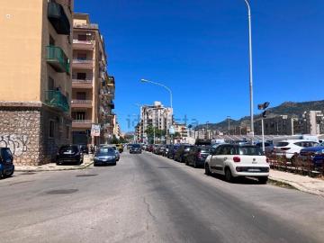 Appartamento in affitto di 91 m² in Via Umberto Giordano, 8