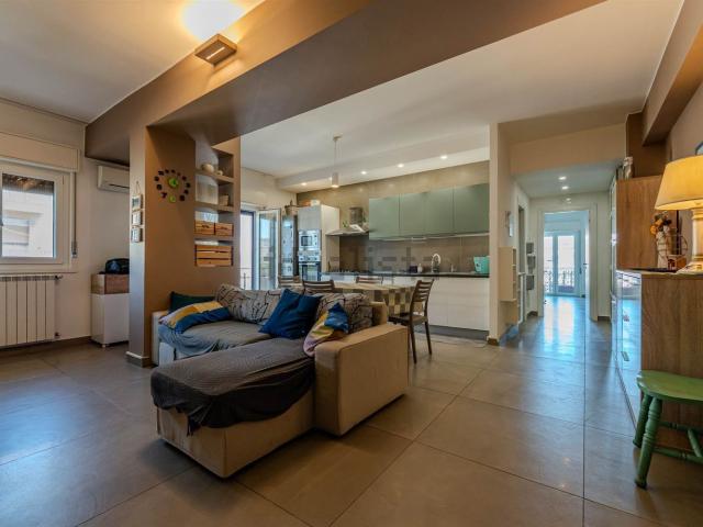 Appartamento in affitto di 94 m² in Via Edmondo de Amicis, 58