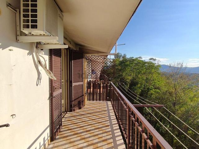 Appartamento in affitto di 95 m² in Via Del Colle