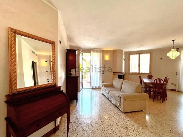 Appartamento in affitto di 95 m² in Viale Italia, 106