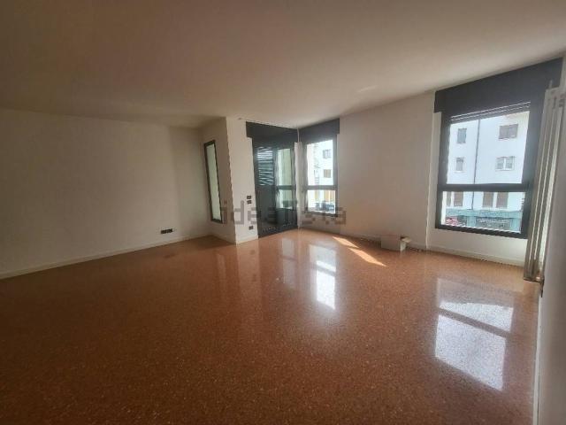 Appartamento in affitto di 100 m² in Via Carlo Cattaneo, 10