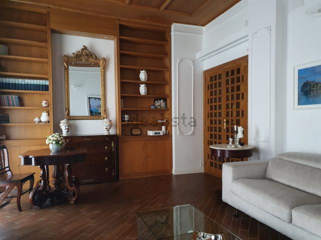 Appartamento in affitto di 100 m² in Via Chiaia, 164
