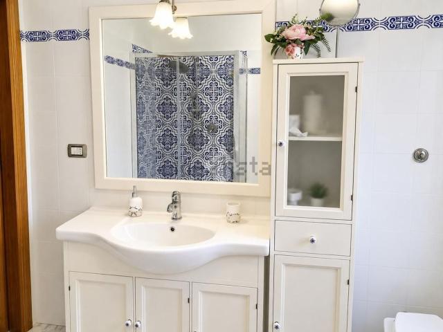 Appartamento in affitto di 100 m² in Via dei Laghi, 93