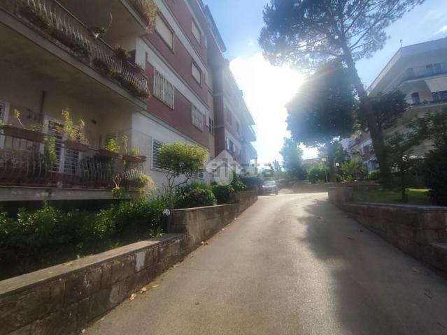 Appartamento in affitto di 100 m² in Viale Colli Aminei, 463