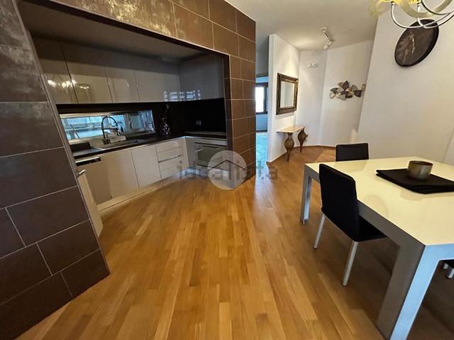 Appartamento in affitto di 124 m² in Viale Giacomo Mancini, 20