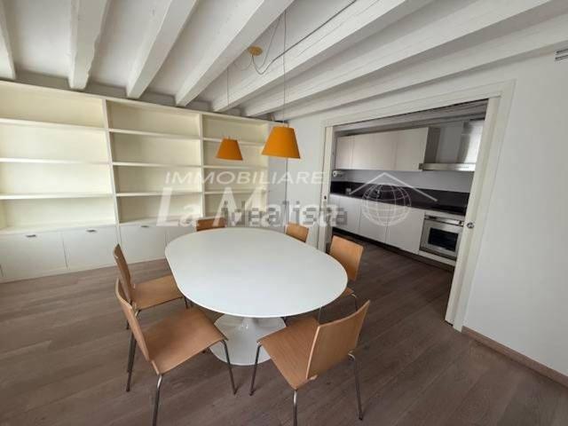 Appartamento in affitto di 101 m² in Via Carlo Alberto