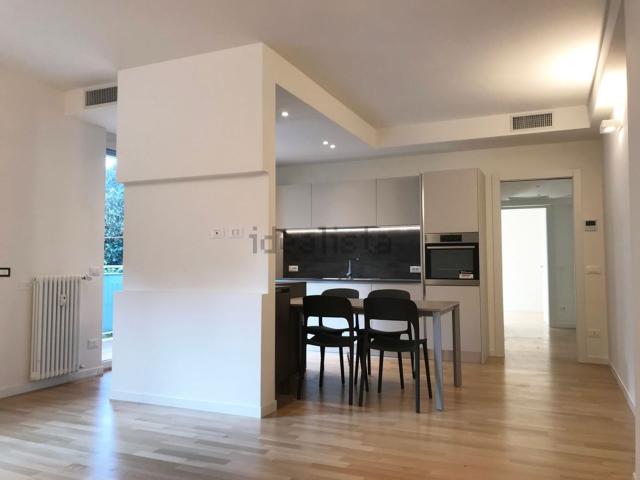 Appartamento in affitto di 101 m² in Via Alcuino, 7