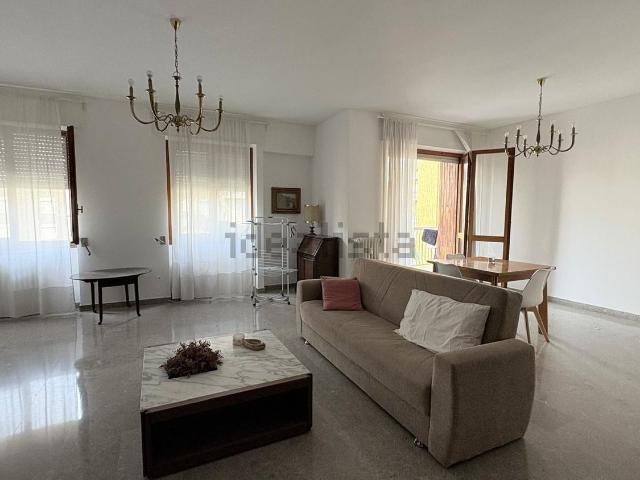 Appartamento in affitto di 105 m² in Viale San Gimignano, 2