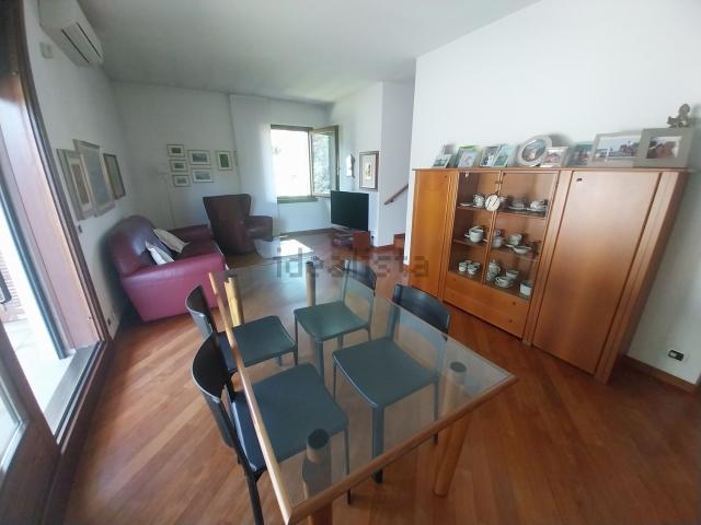 Appartamento in affitto di 106 m² in Via Don Lorenzo Riva