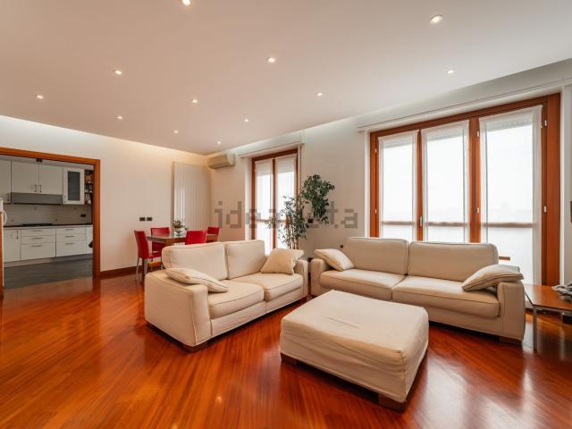 Appartamento in affitto di 108 m² in Viale Evaristo Stefini, 8