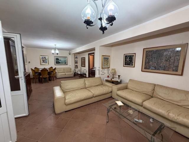 Appartamento in affitto di 110 m² in Via della Villa