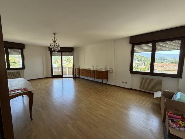 Appartamento in affitto di 110 m² in Via Div. Nino Nannetti, 120