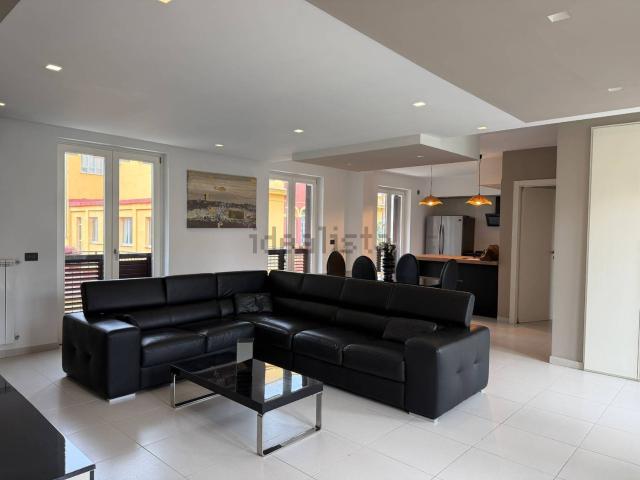 Appartamento in affitto di 110 m² in Via Fulvio Renella, 104