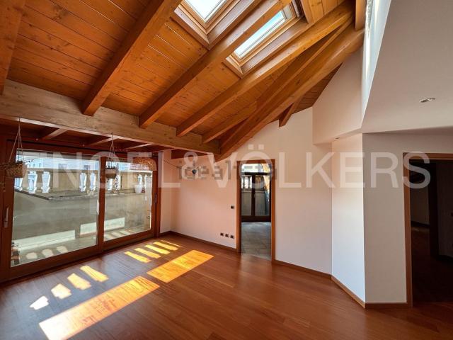 Appartamento in affitto di 110 m² in Via Leopardi, 1