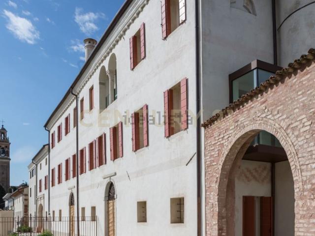 Appartamento in affitto di 111 m² in Via Cornarotta, 1