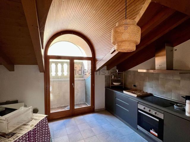 Appartamento in affitto di 111 m² in Via Leopardi, 1
