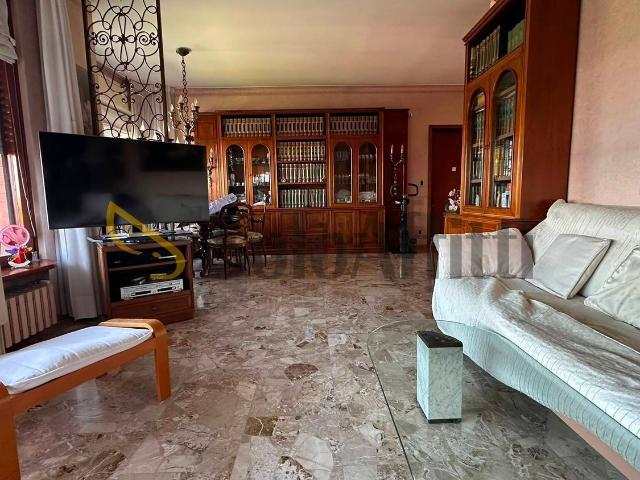Appartamento in affitto di 111 m² in Via Pergine, 12