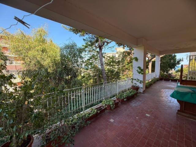 Appartamento in affitto di 117 m² in Via Posillipo