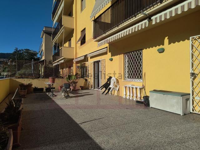 Appartamento in affitto di 118 m² in Via Sturla, 54