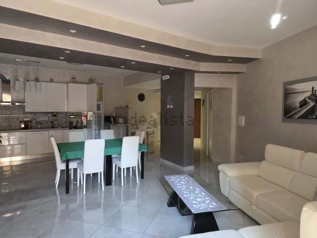 Appartamento in affitto di 120 m² in Via Agillina, 38