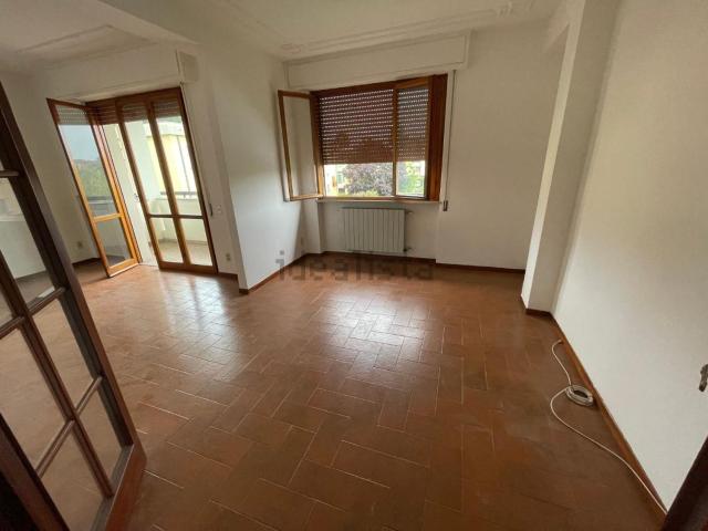 Appartamento in affitto di 120 m² in Via Don Lazzeri, 55100