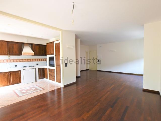 Appartamento in affitto di 120 m² in Via Firenze, 14
