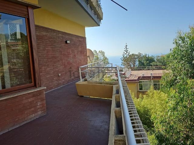 Appartamento in affitto di 120 m² in Via Francesco Petrarca, 93