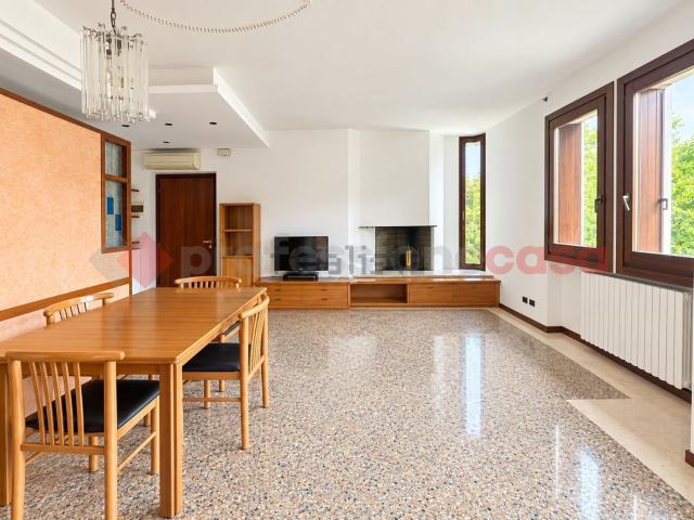 Appartamento in affitto di 120 m² in Via Leonardo da Quinto, 18