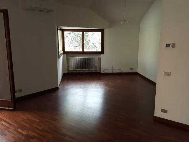 Appartamento in affitto di 120 m² in Via Roberto Marin