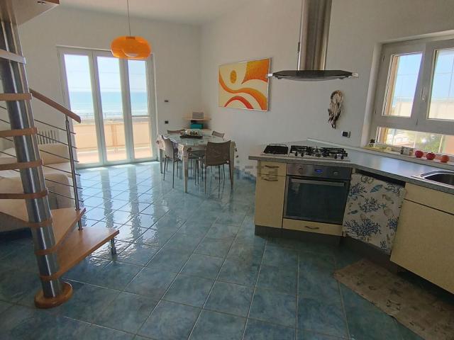 Appartamento in affitto di 120 m² in Strada Lungomare, 943