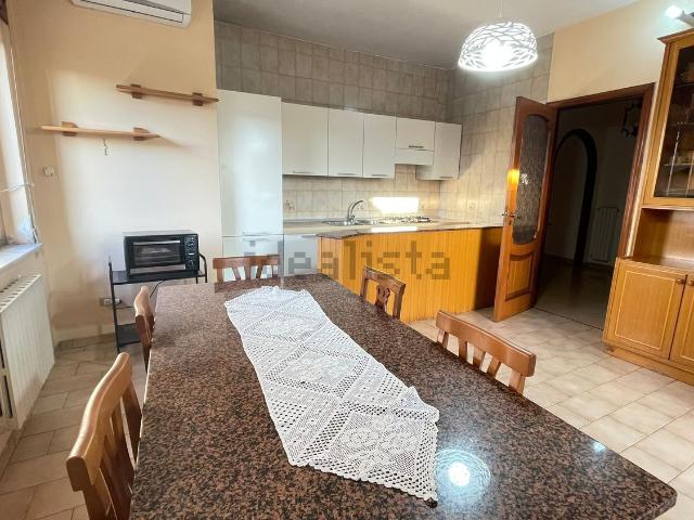 Appartamento in affitto di 121 m² in Via Emilio Scaglione