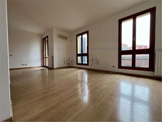 Appartamento in affitto di 124 m² in Via Camillo Benso Cavour, 29