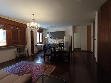 Appartamento in affitto di 125 m² in Via Uberti