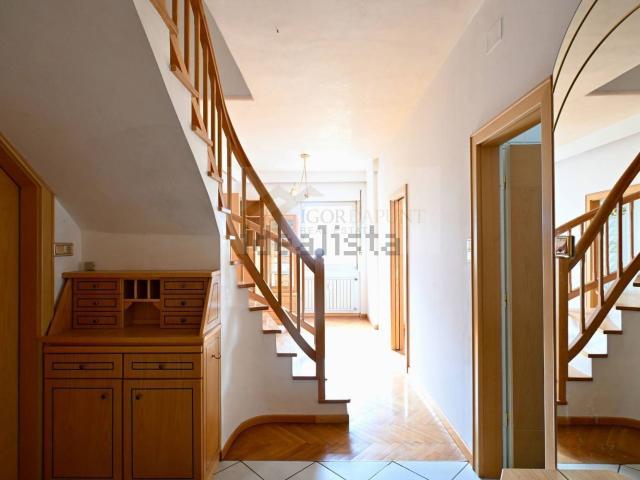 Appartamento in affitto di 126 m² in Viale Duca d&apos Aosta