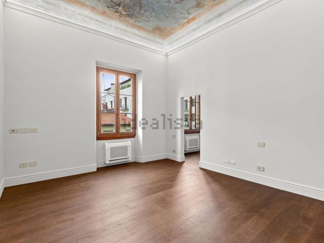 Appartamento in affitto di 128 m² in Via Fra&apos  Bartolomeo, 3