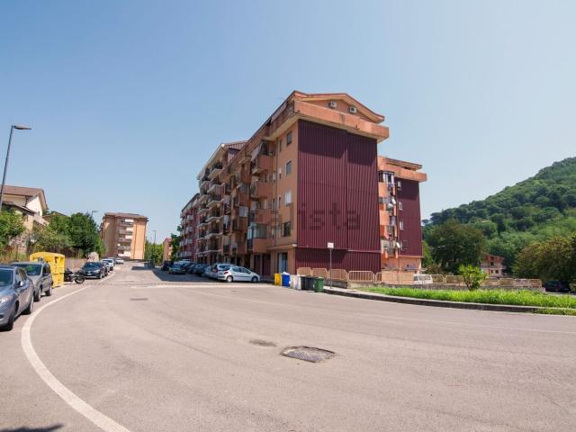 Appartamento in affitto di 130 m² in Via Corrado e Marino Capece, 8