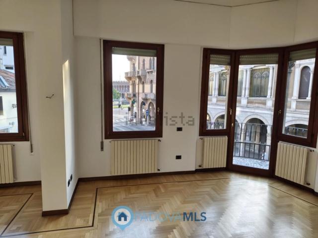 Appartamento in affitto di 130 m² in Via Beato Luca Belludi