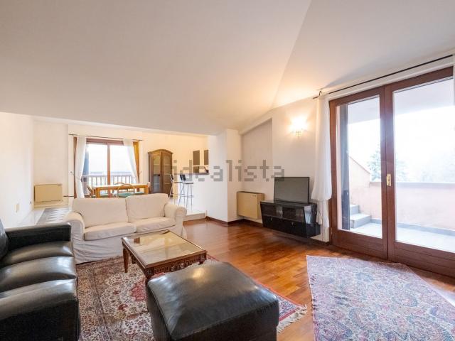 Appartamento in affitto di 130 m² in Via Enrico Mattei, 3