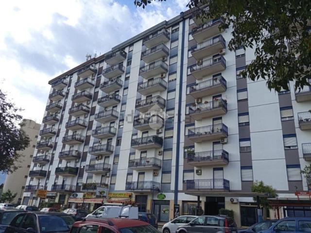 Appartamento in affitto di 130 m² in Via Ernesto Tricomi, 4