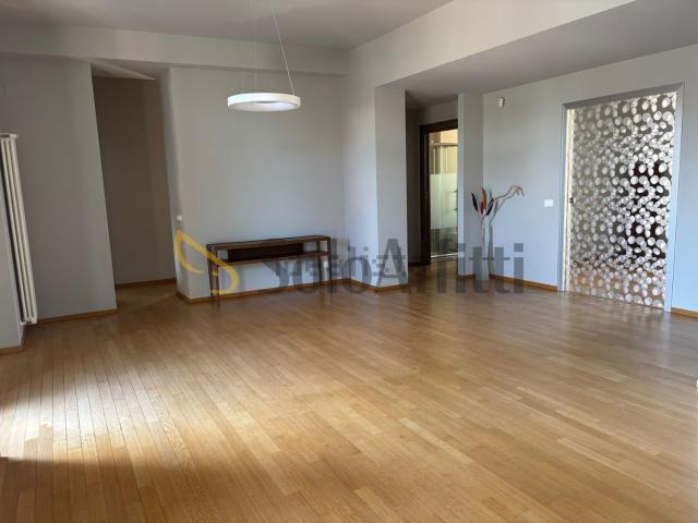 Appartamento in affitto di 130 m² in Via Francesco Zangri
