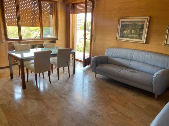 Appartamento in affitto di 130 m² in Via Fratelli Zuccari